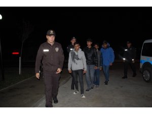 Polisin şüphelendiği 4 yaya kaçak göçmen çıktı