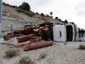 Kaş’ta kereste yüklü kamyon devrildi: 1 yaralı