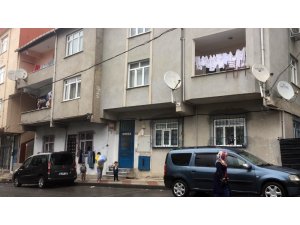 Şahsın pencere demirlerine asılan kıyafetleri çaldığı anlar kamerada