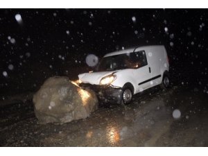 Kastamonu’da yola düşen kaya çarpan aracın sürücüsü yaralandı