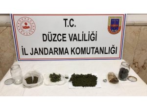 Köpeklerle yapılan aramada 100 gram esrar ele geçirildi