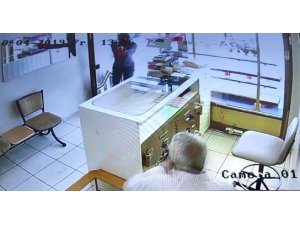 Yüzlerinde maske ellerinde silahla kuyumcuyu soymaya kalktılar