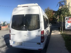 Riva’da lise öğrencilerinin olduğu servisi silahla taradılar