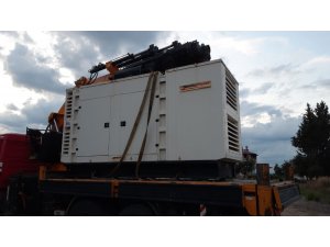 6 tonluk jeneratörü okul bahçesinden vince yükleyip çaldılar