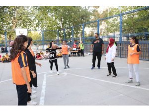 Öğrenciler ve veliler basketbol maçında karşı karşıya geldi