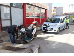 Kaza yaptı, motosikleti bırakıp kaçtı