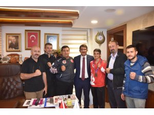 Başkan Çelik, şampiyon sporcuyu ödüllendirdi