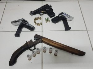 Manisa’da durdurulan bir araçtan bir çok silah çıktı