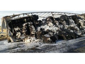 Pamuk yüklü tır seyir halindeyken alev aldı