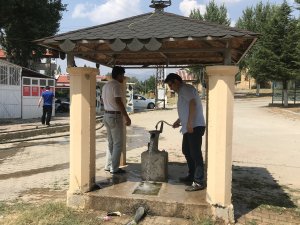 Bu mahalle maden suyunu kuyudan çıkarıyor