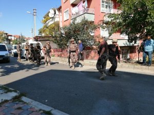 Pompalı tüfekle rastgele ateş açan şahıs polisi alarma geçirdi