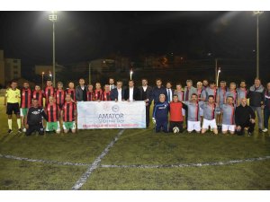 Eski amatör futbolcular yeşil sahalarda kıyasıya mücadele etti