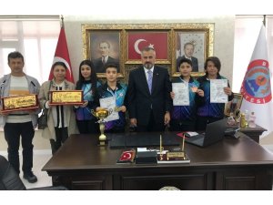 Başkan Kılıç’tan rekortmen sporculara ödül