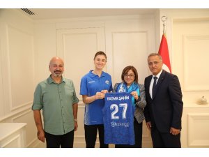 Büyükşehir Belediye Başkanı Fatma Şahin’den Merinosspor’a destek