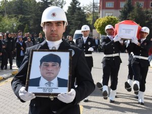 Kalp krizi geçiren başkomiser son yolculuğuna uğurlandı.
