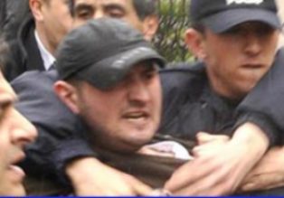 Türk'ün burnunu kıran pişman