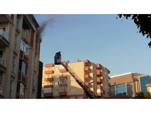 Apartmanda çıkan yangın paniğe neden oldu