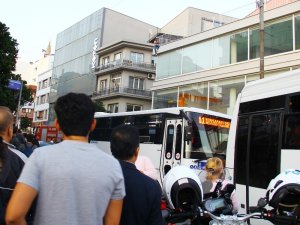İntihar girişimini izleyen meraklı kalabalık yüzünden yol trafiğe kapandı