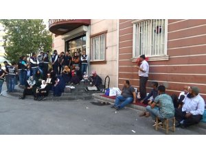 Savaş uçakları kalkış yaptı, Diyarbakır’da aileler HDP’ye tepki gösterdi