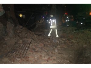 Beyoğlu’nda tek katlı metruk bina çöktü