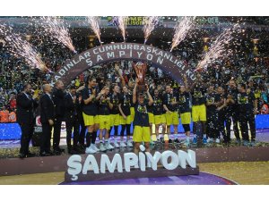 Fenerbahçeli Tuğçe Canıtez: "Kupayı kazanmak mutlu etti"