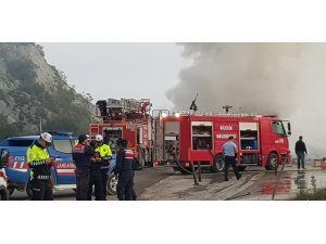 Bilecik’te seyir halindeki tekstil malzemesi yüklü tır yandı