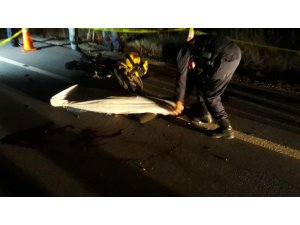 Motosiklet çarptı otomobilin altında kaldı: 1 ölü 2 yaralı