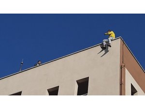 İntihara kalkışan genci polis ikna ederek çatıdan indirdi