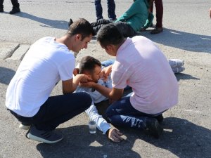 Vatandaşlar yaralıya elleriyle su içirdi