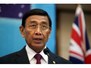 Endonezya Güvenlik Bakanı’na bıçaklı saldırı