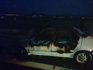 Seyir halinde alev alan araç kullanılmaz hale geldi