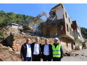 Kartal Belediyesi, riskli yapılar ve metruk binaların yıkımına devam ediyor