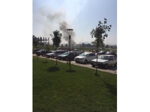 Park halindeki araç yandı
