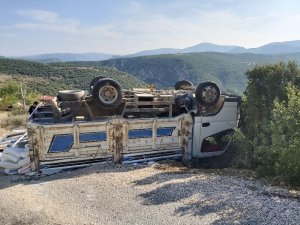Ters dönen kamyondan burnu bile kanamadan çıktı