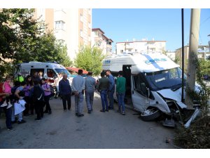 Sivas'ta öğrenci servisi ile hafif ticari araç çarpıştı: 10 yaralı