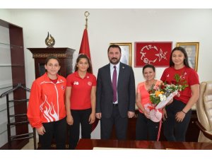 Balkan şampiyonu altın kızlara ödül