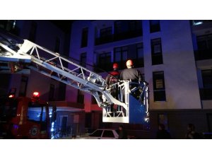 Evde bulunamayan genç kadın için itfaiye balkonda girdi