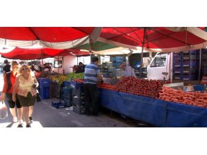 Havaların mevsim normallerinin üzerinde olması pazarcıların yüzünü güldürüyor