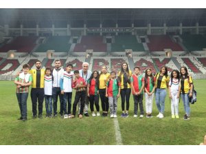 Görme engelli gençler ilk kez futbol maçına gitti
