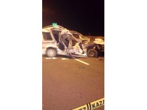 Otomobil kamyona çarptı: 1 ölü, 1 yaralı