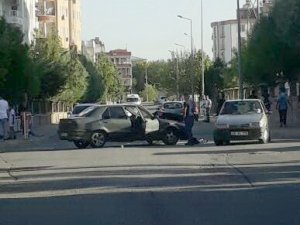 İki otomobil çarpıştı: 5 yaralı