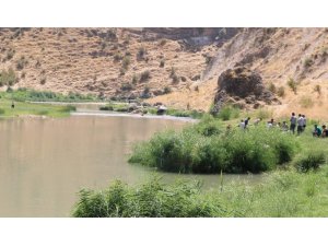 Botan çayına giren çocuk akıntıya kapılarak kayboldu