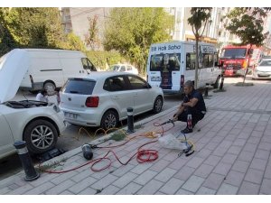 Van’da mahsur kalan kedi ve keçileri itfaiye ekibi kurtardı