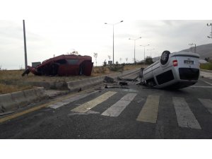 Otomobiller çarpıştı: 1 ölü, 4 yaralı