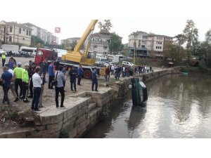 Park halindeki araç ırmağa uçtu