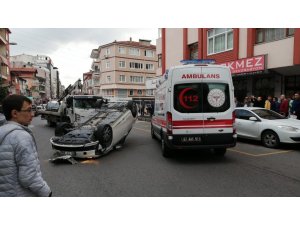 Park halindeki otomobilin lastiğine çarpıp takla attı