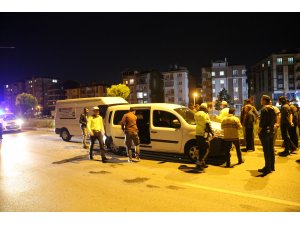 Minibüs polis aracına çarptı: 2'si polis, 3 yaralı