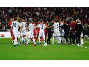 Milli maçta gerginlik
