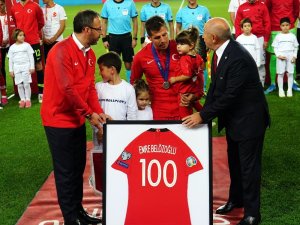 Emre Belözoğlu’na 100. maç hediyesi