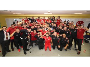 Millilerden Mehmetçik'e selam